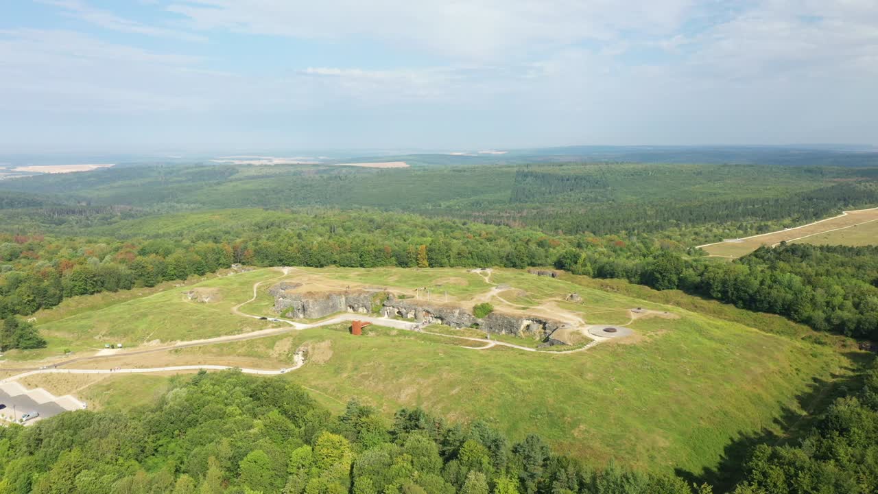 도우몬의 요새, 시골과 푸른 숲의 한가운데, 베르돈을 향해, meuse에서, lorraine에서, 프랑스의 위대한 동부에서, 여름에 그리고 드론으로.