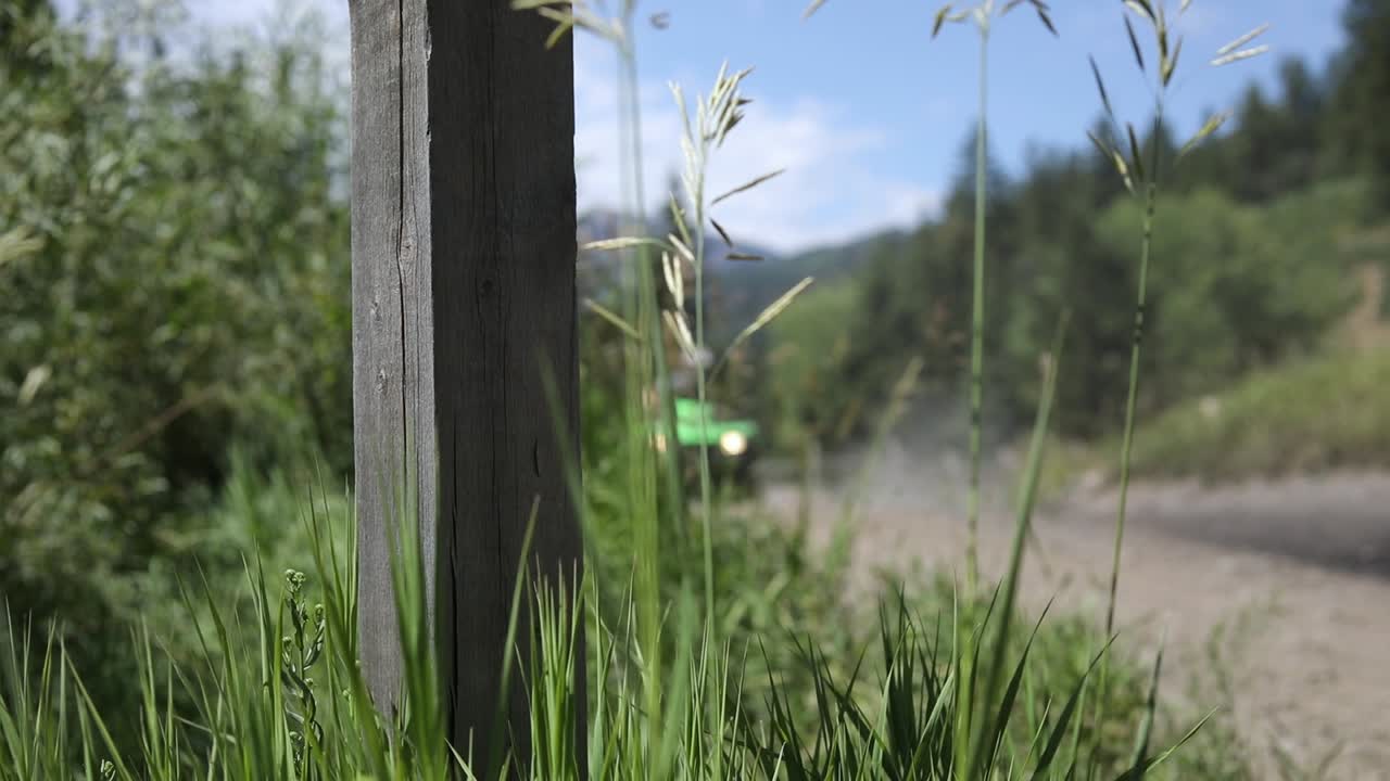 그의 쿼드를 모퉁이에서 정말 빠르게 운전하는 atv 라이더의 샷, 그 뒤에 큰 흙 구름을 남기고