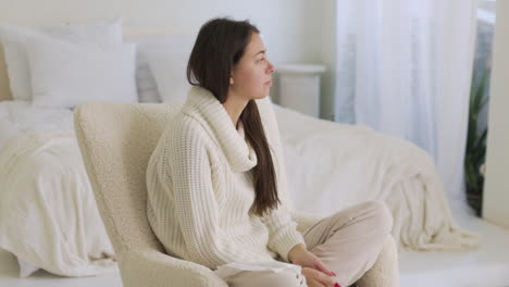 Kranke-Frau,-Die-Zu-Hause-Auf-Einem-Stuhl-Im-Schlafzimmer-Hustet-2