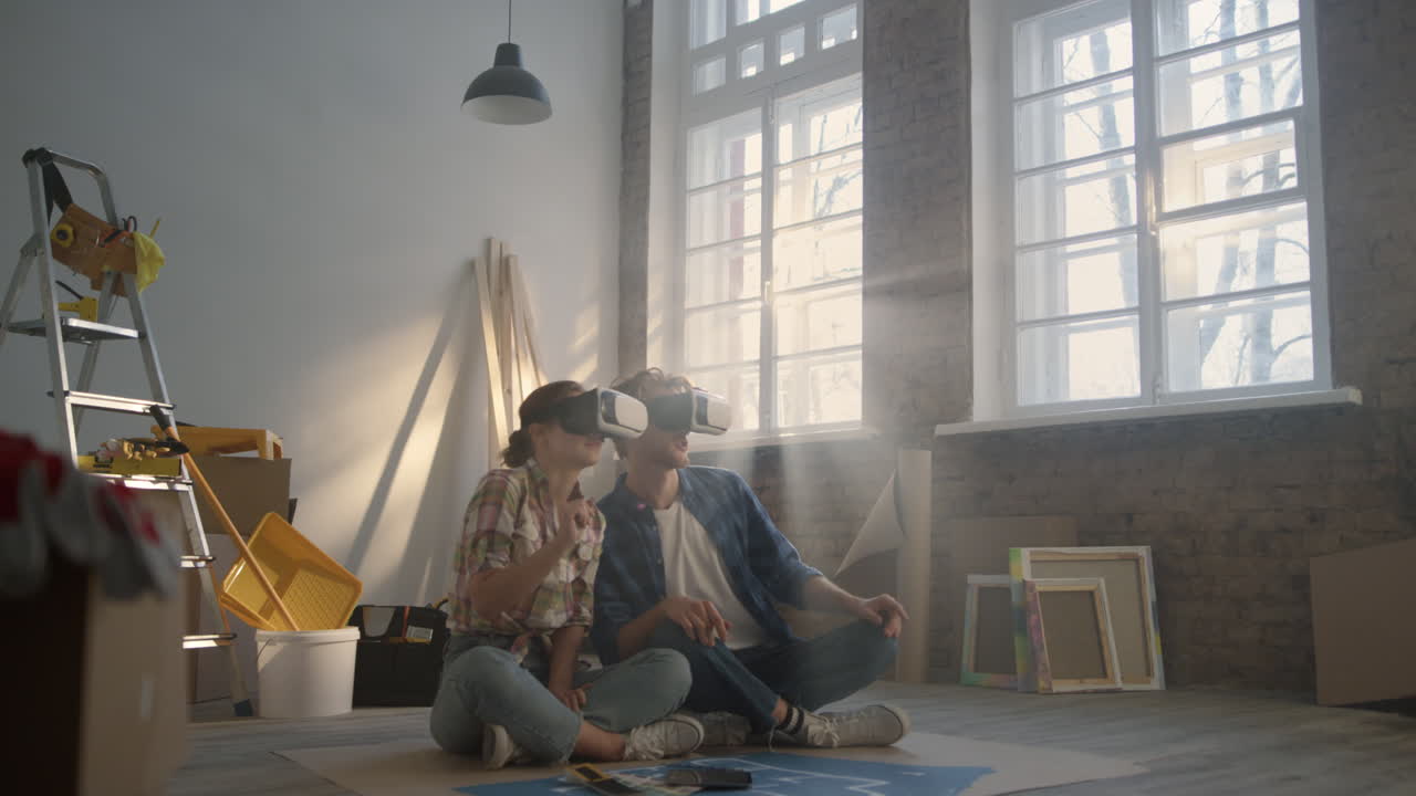 Ung mand og kvinde ser layout i VR-briller. Familie ser design i 3D.