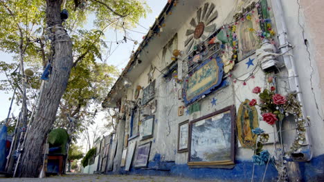 Casa-De-Barrio-Con-Una-Decoración-Exterior-Peculiar