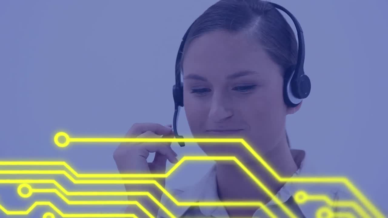 animación de la placa de circuito del procesador sobre una mujer de negocios usando auriculares de teléfono