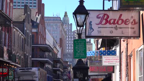 Establecimiento-De-Tiro-De-Bourbon-Street-Sign-En-El-Barrio-Francés-Del-Día-De-Nueva-Orleans