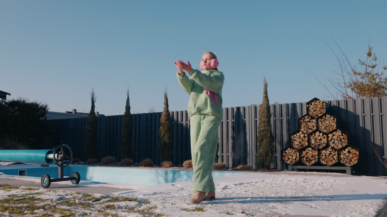 수영장 근처 에서 겨울 에 야외 에서 놀고 있는 소녀