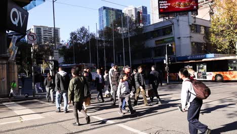 peatones cruzando una calle concurrida en melbourne