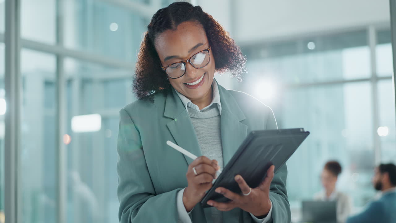 Donna d'affari che usa il tablet in un ufficio moderno