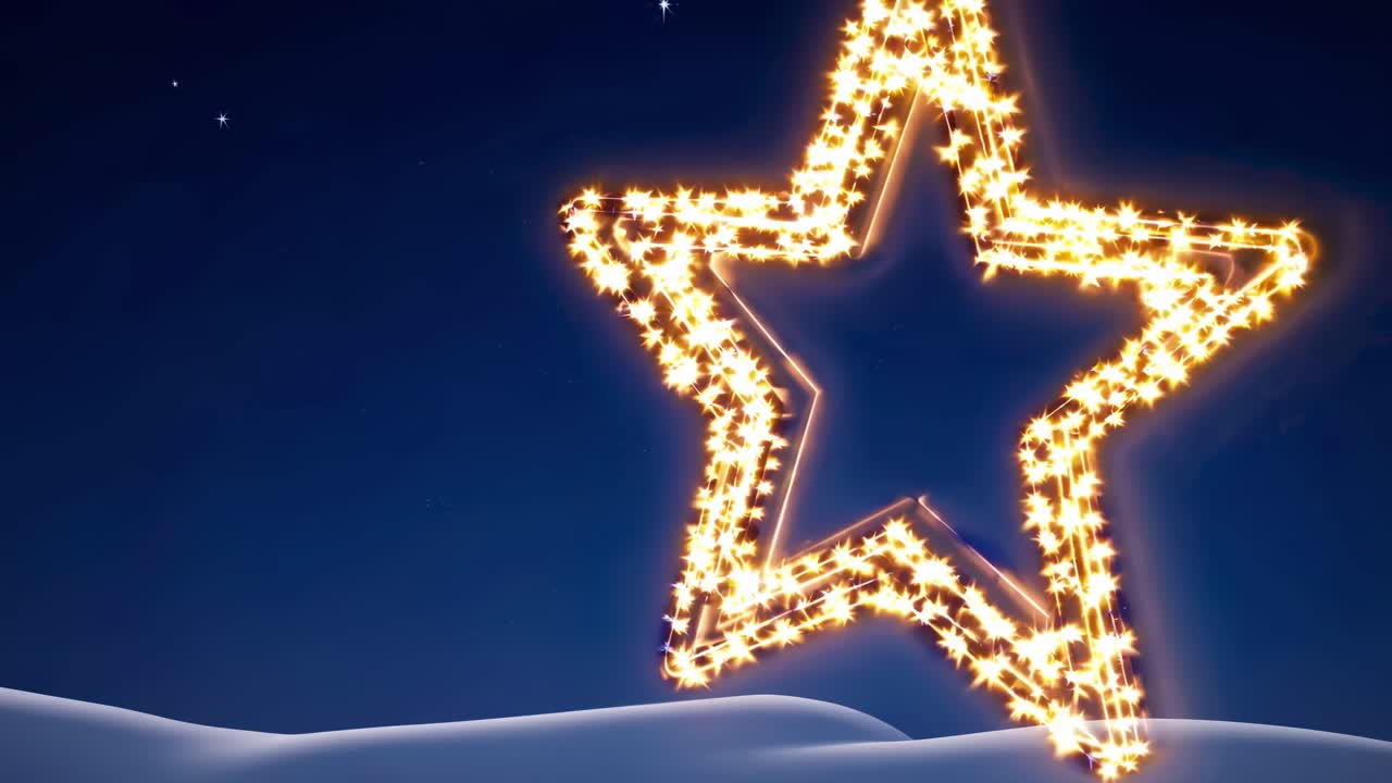 Una stella luminosa fatta di luci risplende contro un cielo scuro. Questo video è stato ripreso da un angolo basso.