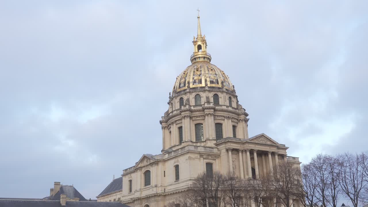 공원 에 있는 파리 의 큰 고전적 인 르네상스 건물