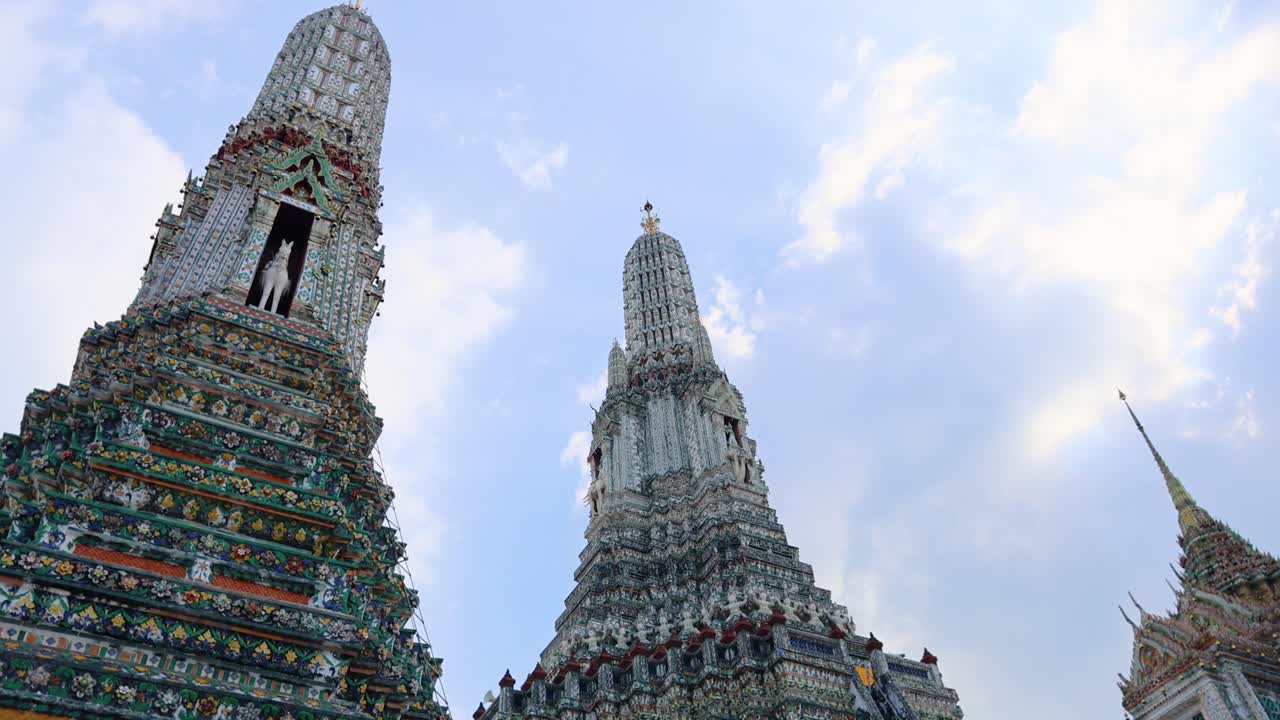 방 의 구름 이 가득 한 하늘  에 있는 웅장 한  아룬 사원 탑