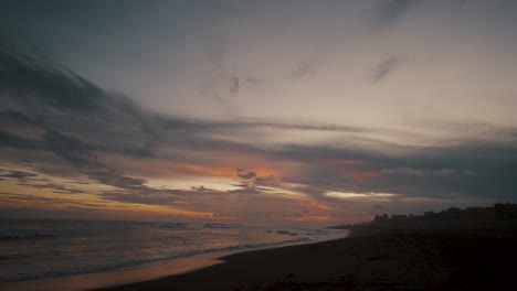 Tranquila-Playa-Al-Atardecer-En-El-Paredón,-Guatemala---Amplia