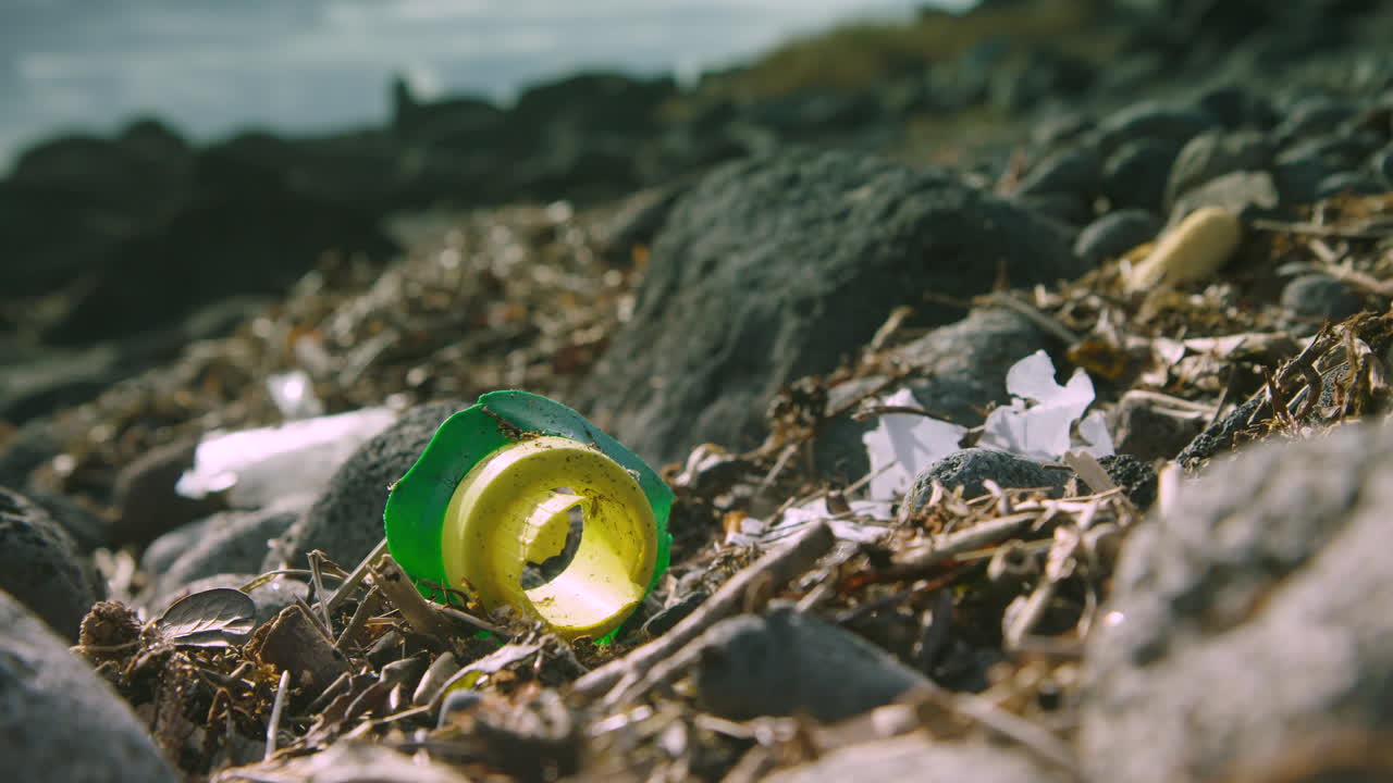 los desechos plásticos rotos yacen en una playa