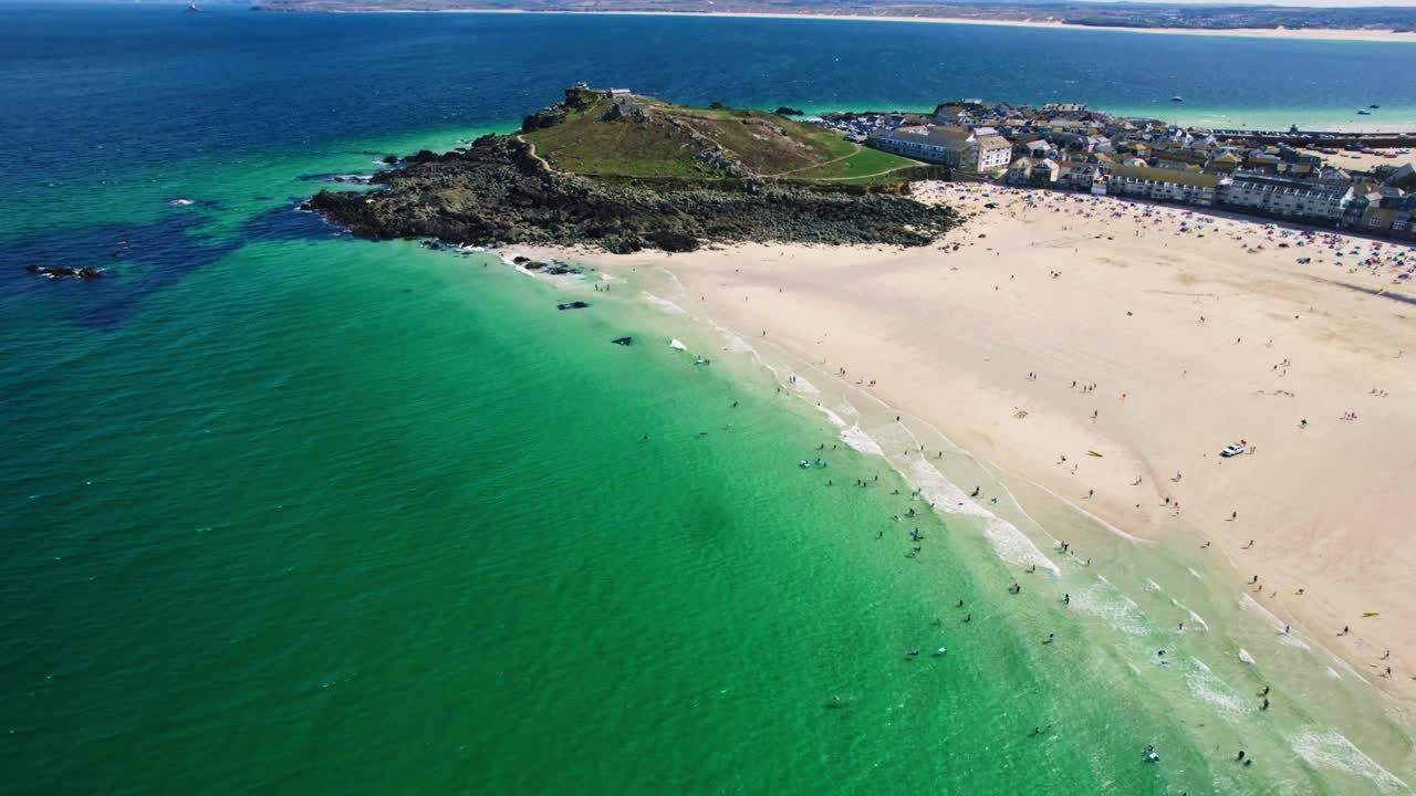 여름 동안 공중 드론에서 porthmeor 해변을 따라 스티브 아이브스 푸른 물