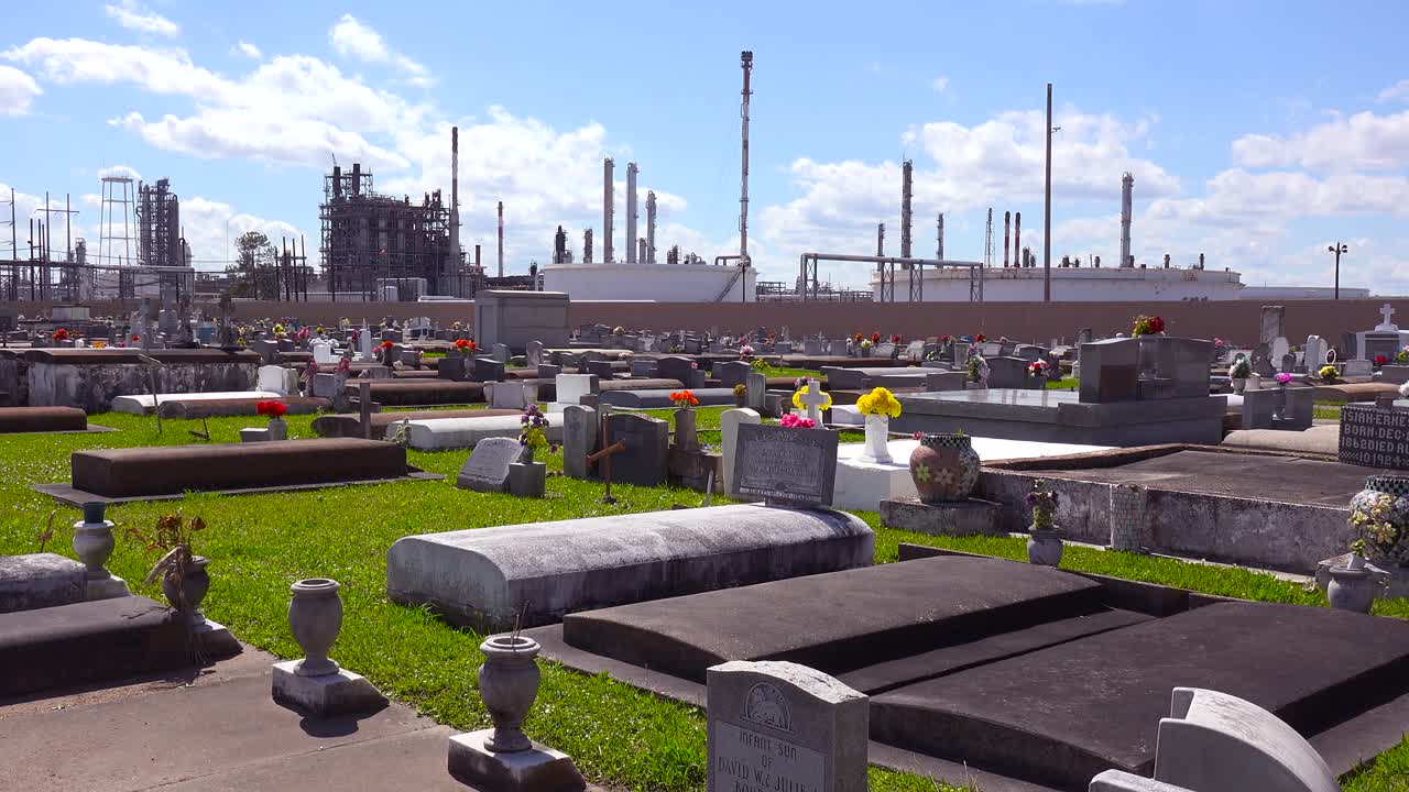 Un cimitero in Louisiana si trova adiacente a un enorme impianto petrolchimico.