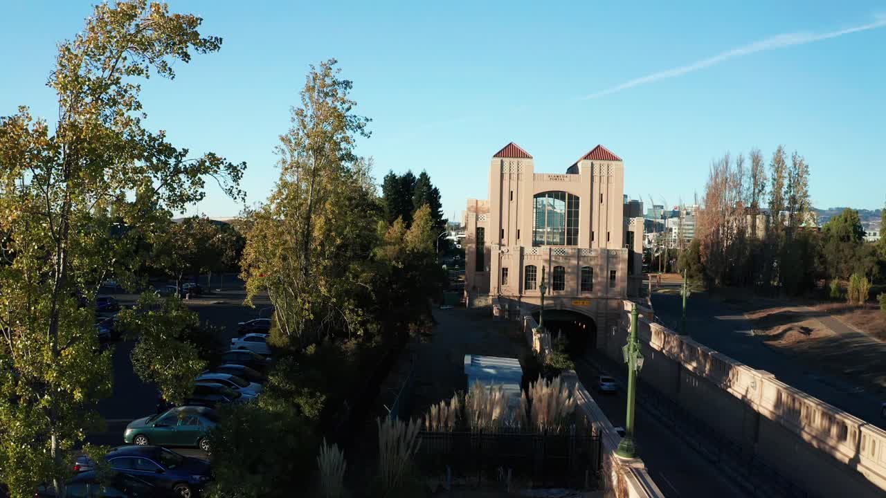 화창한 오후는 터널 근처 도시의 교통 상황을 보여줍니다.