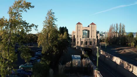 una tarde soleada nos muestra el tráfico en la ciudad cerca del túnel