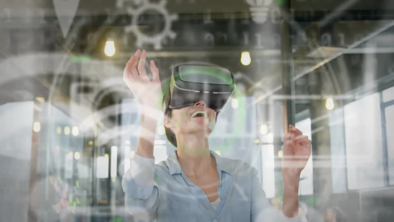 animación de iconos de redes sociales y procesamiento de datos sobre una mujer caucásica que usa auriculares vr