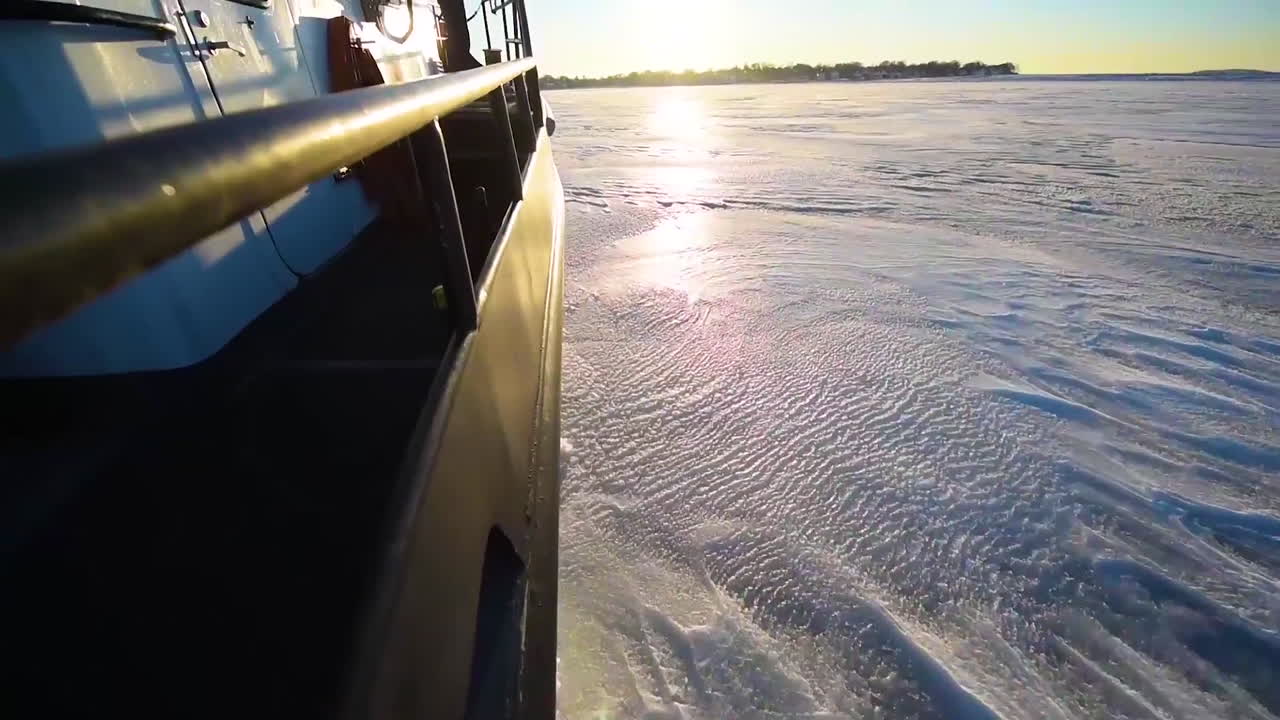 해안 경비대 절단기가 보스턴 항구를 따라 얼음을 깨다