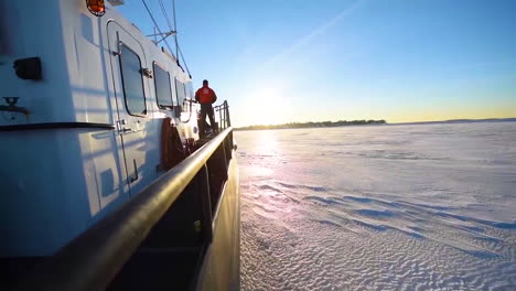 Un-Cortador-De-La-Guardia-Costera-Rompe-El-Hielo-A-Lo-Largo-Del-Puerto-De-Boston.