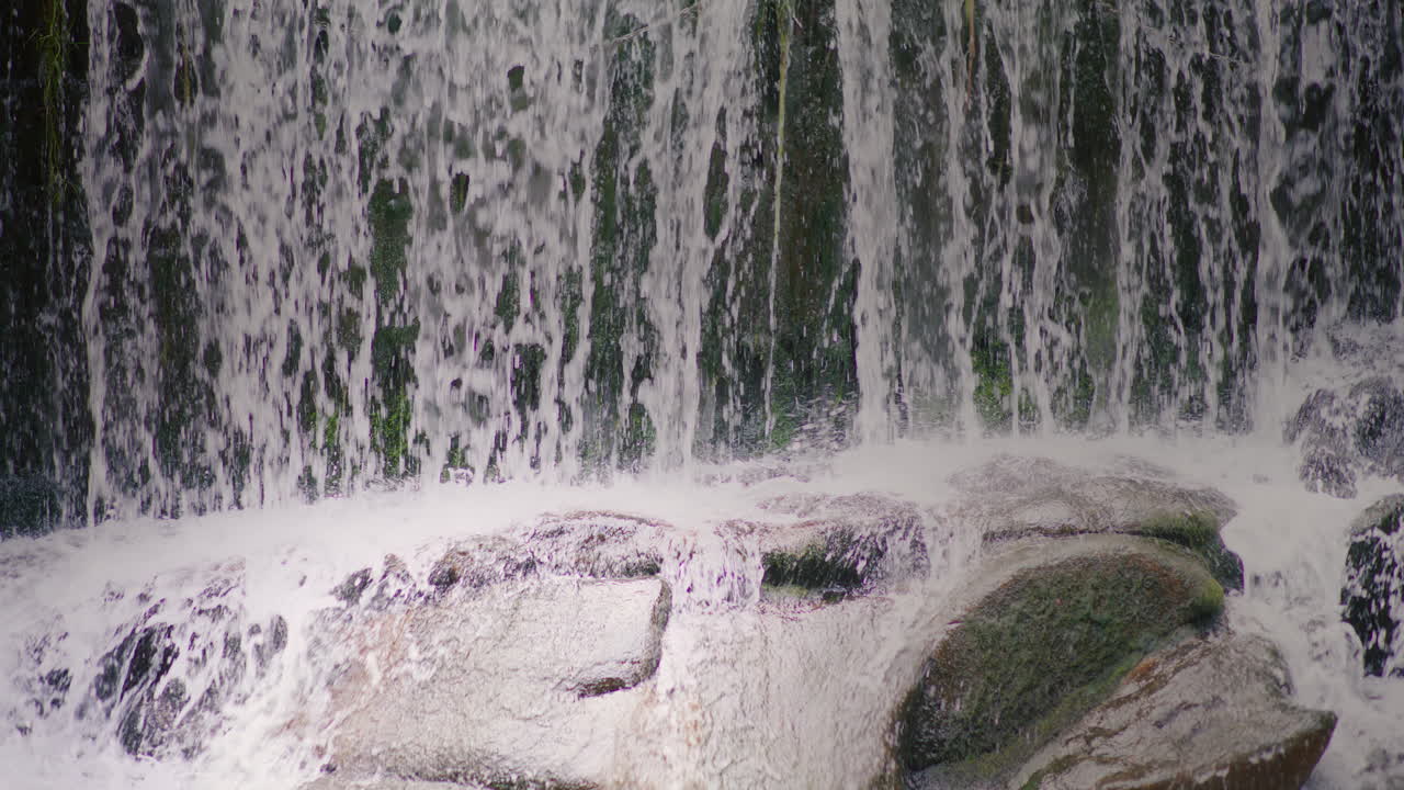 물방울 을 가진 폭포 의 클로즈업