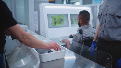 punto de control de seguridad del aeropuerto