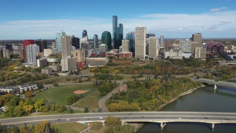 vista aérea de drones del norte del río saskatchewan y el centro de edmonton durante el otoño como se ve desde el área de rossdale