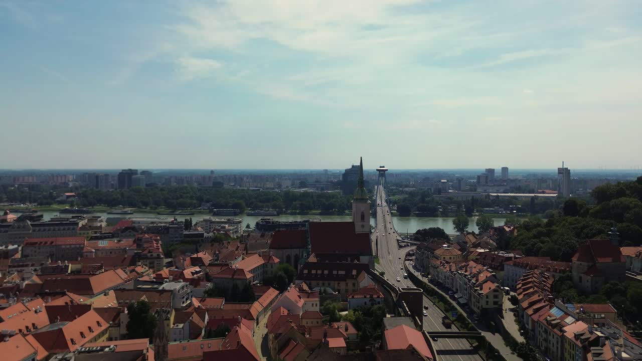 vista aérea del castillo de bratislava y el casco antiguo durante el día, vista aérea del avión no tripulado 4k estableciendo una toma de la capital europea eslovaca durante el verano