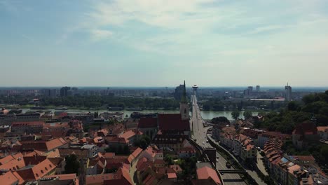 luftaufnahme von bratislava burg und altstadt während des tages, drohnen luftaufnahme 4k schaffung aufnahme der slowakischen europäischen hauptstadt während des sommers