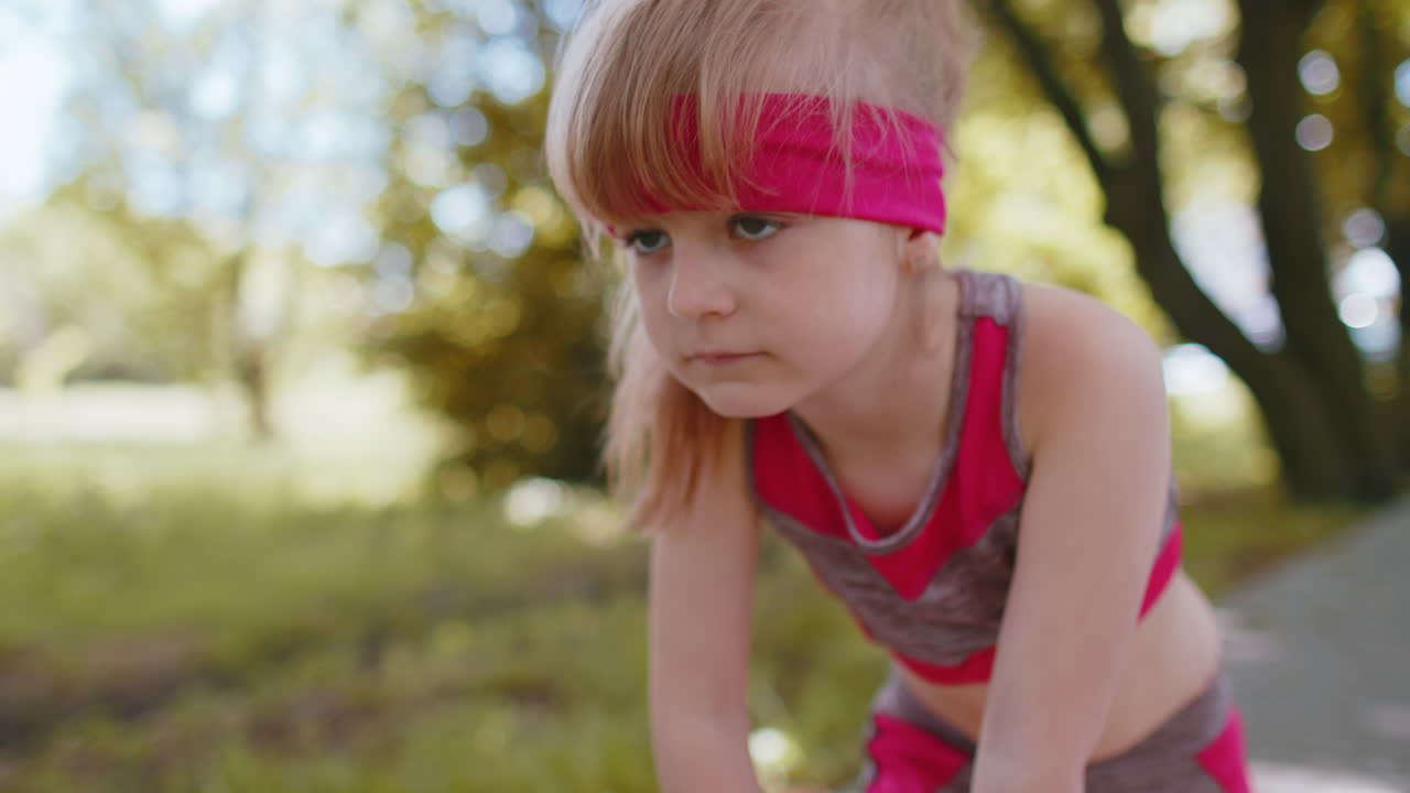 운동 피트니스 스포츠 동기 부여 달리기 어린이 소녀 훈련, 마라톤 경주를 준비, 시작