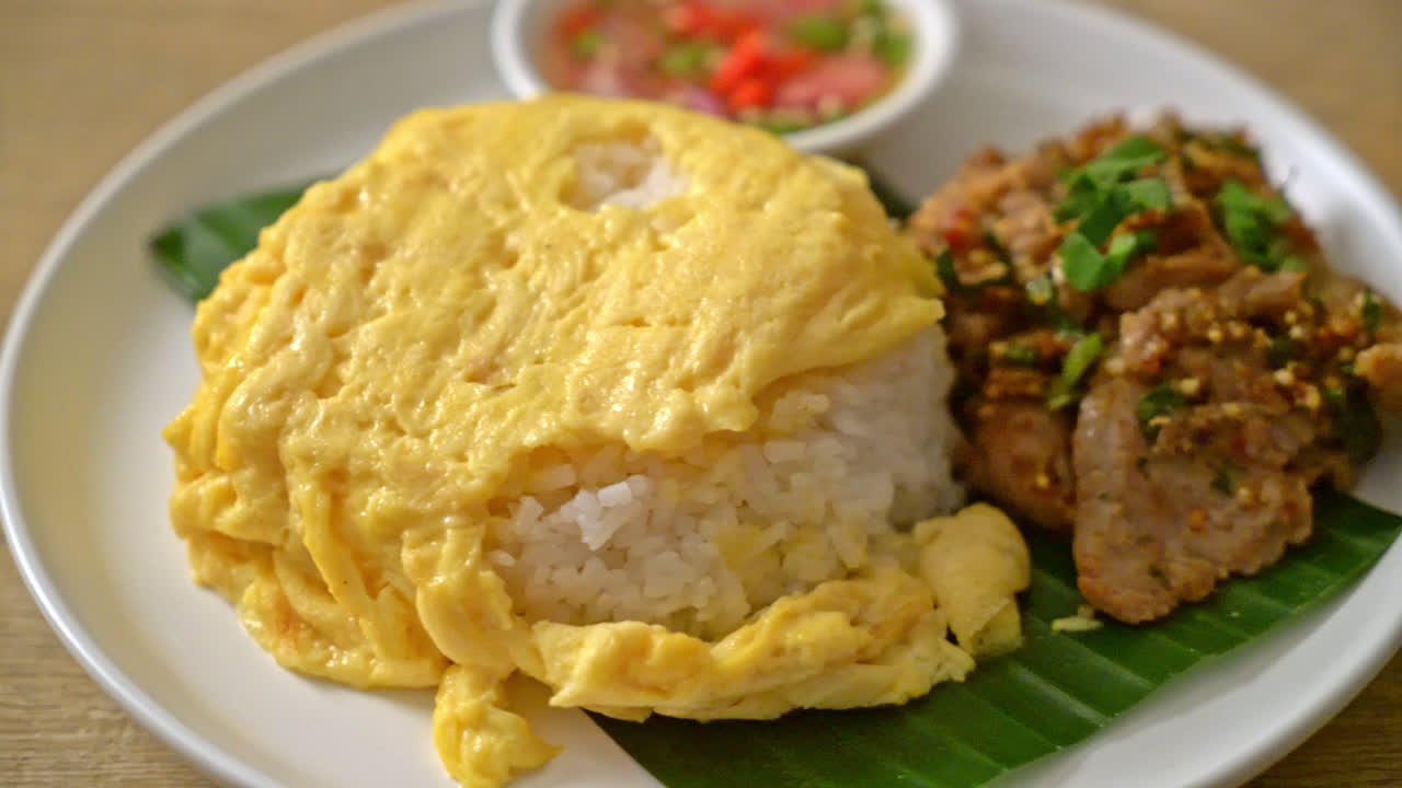 은 돼지고기 와 매운 소스 와 함께  위 에 달