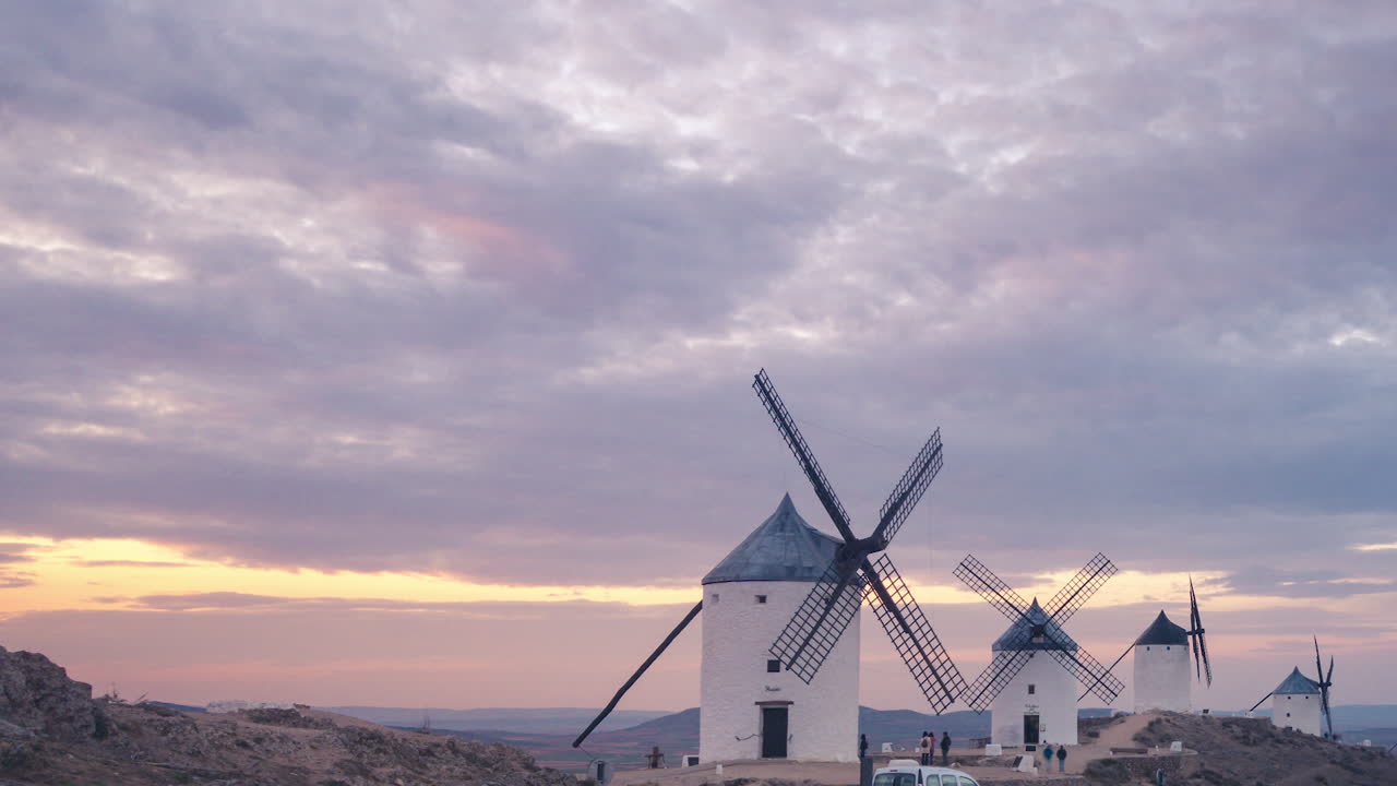 molinos de viento en consuegra, castilla la mancha durante la puesta de sol