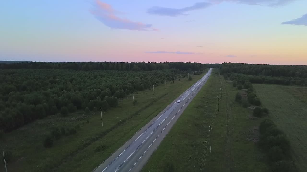 시골 도로 위 의 해 가 지는 것