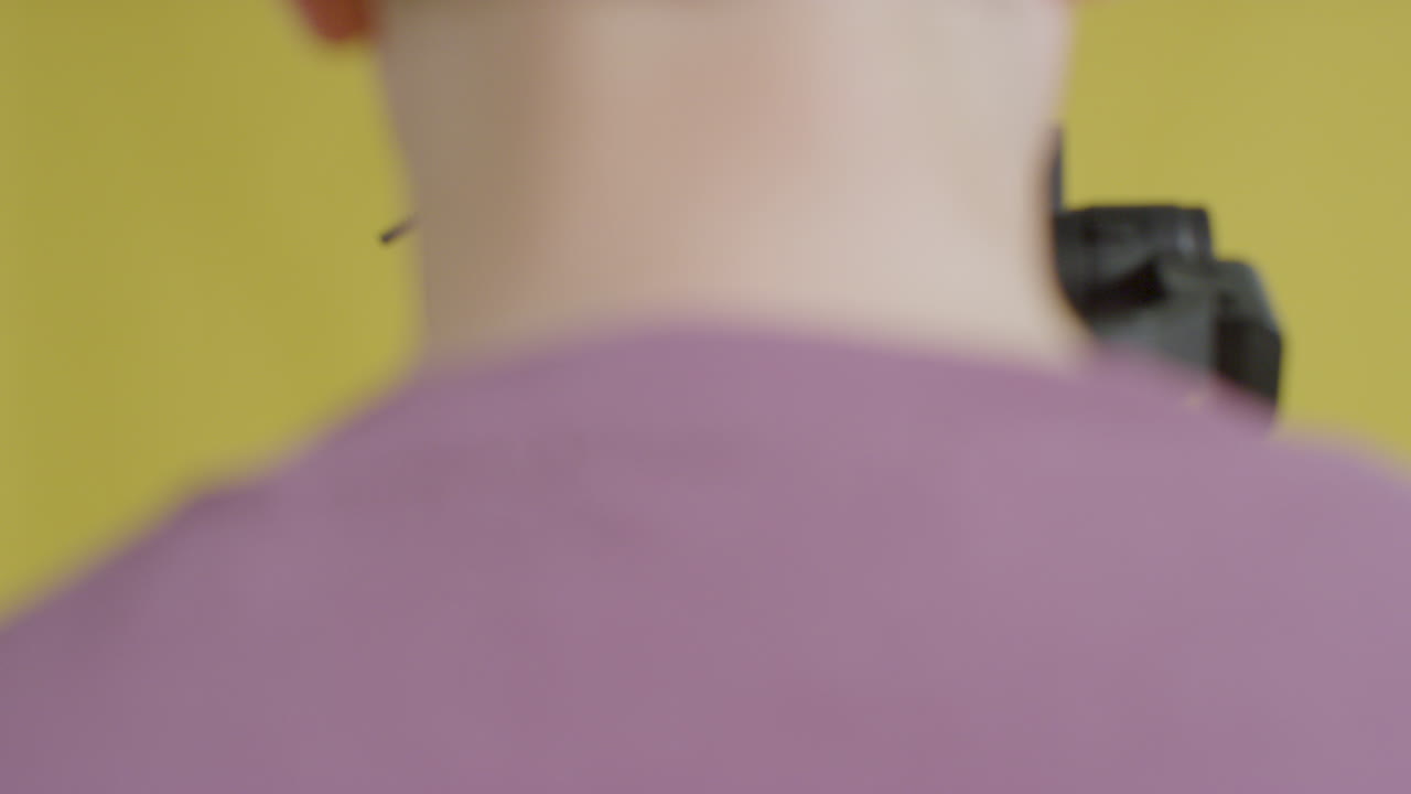 헤드폰으로 음악을 듣는 백인 여성 모델의 방탄소년단 영상