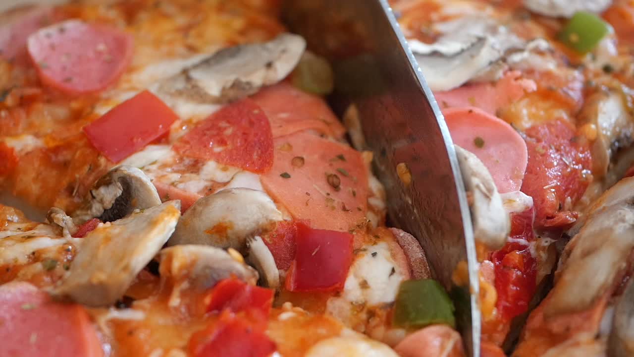 페페로니, 버섯, 햄 을 넣은 피자 조각