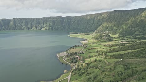 lago volcánico de lagoa azul, sete cidades, ponta delgada, isla de sao miguel, archipiélago portugués de las azores, portugal