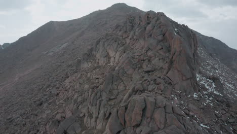 Ascenso-Aéreo-Que-Revela-La-Cumbre-Del-Pico-Pikes-En-Colorado