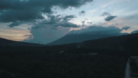 Antena-De-Drones-De-Un-Bosque-Y-Un-Volcán-En-La-Parte-De-Atrás-Durante-La-Puesta-De-Sol-En-Guatemala