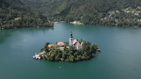 en una isla en un lago con una gran iglesia