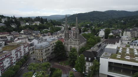 vista aérea de la iglesia evangélica de stadtkirche en el centro de la ciudad de baden-baden, alemania