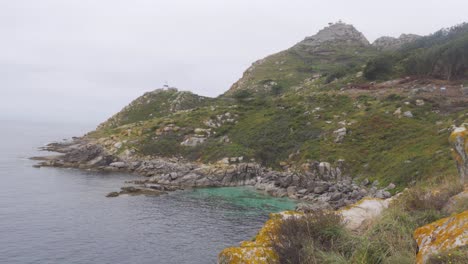 Una-Pequeña-Cala-De-Aspecto-Tropical-Con-Agua-Turquesa-En-Las-Islas-Cies,-España