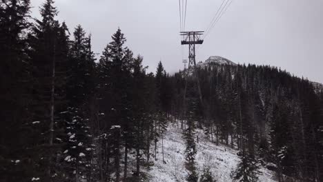 Viajar-En-Teleférico-A-Kasprowy-Wierch,-Montaña-Tatra,-Polonia-En-Día-De-Invierno