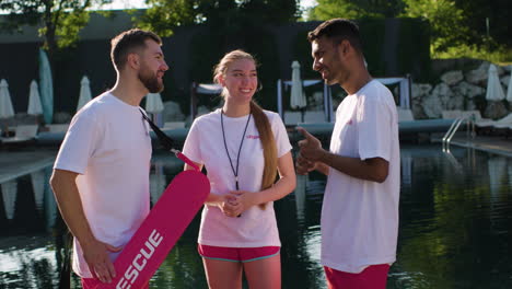 el equipo de socorristas hablando en la piscina.