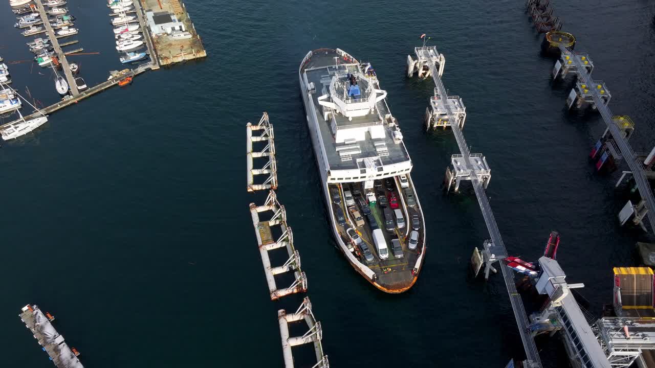 캐나다 브리티시 컬럼비아의 호스슈 베이에 있는 bc 페리 터미널에 정박하는 s급 페리