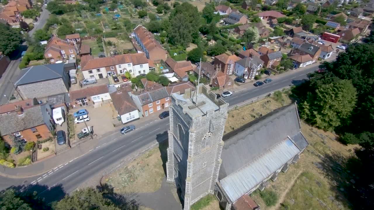 órbita de drones de una iglesia en el hermoso coltishall, norfolk