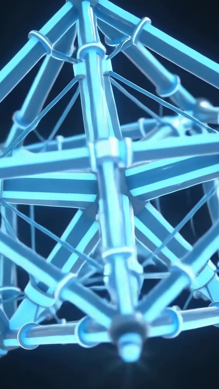 Video verticale: Metallo che ruota all'avvio del motore, rivelando un mozzo in studio, mostrando aste e cerniere ciano.