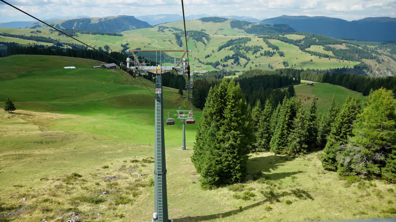 telesilla en las montañas del alpe di suisi en el tirol del sur, italia, idílico paisaje alpino