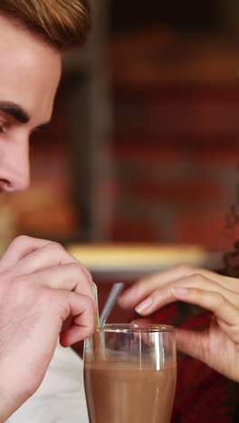 una linda pareja bebiendo una bebida fresca juntos