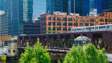 el tren elevado de chicago se aleja.