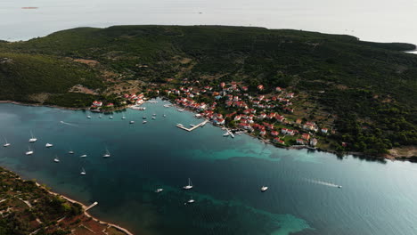 el retiro de drones revela veleros anclados en el canal frente a la isla de ilovik, croacia.