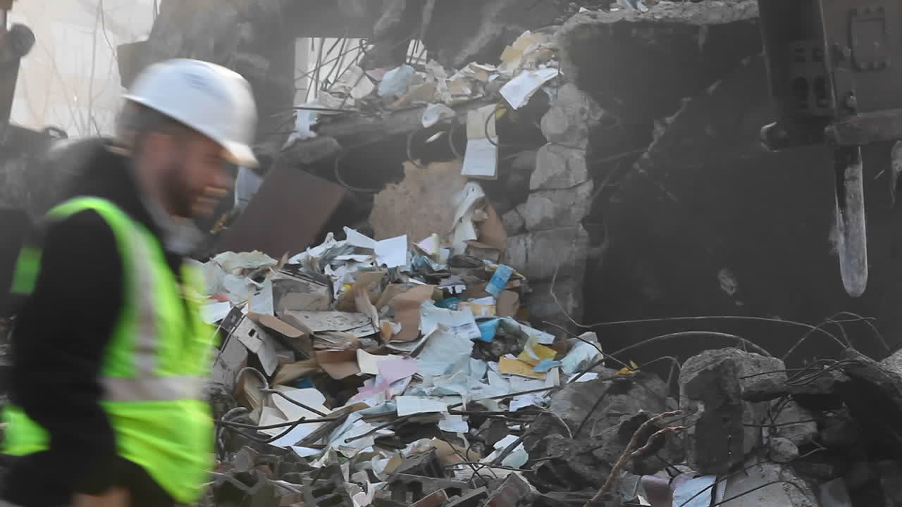 기계가 도시에서 쓰레기를 치우고 있다