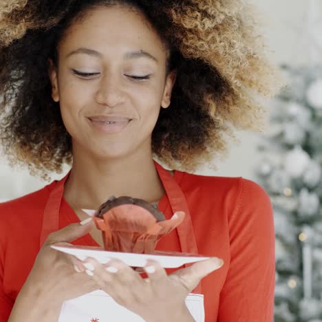 Joven-Cocinero-Con-Un-Pastel-De-Navidad-Recién-Horneado